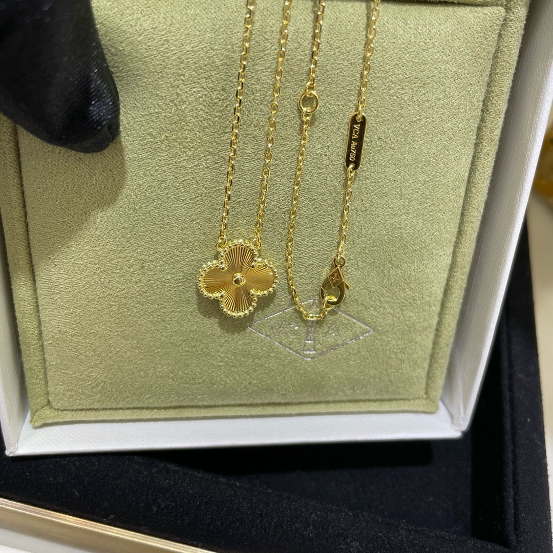 ??Loco?¡¥CLOVER 15MM LASER NECKLACE