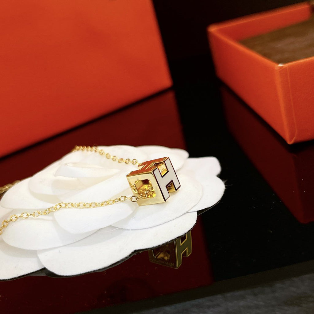 ??Loco?¡¥H WHITE SQUARE GOLD NECKLACE