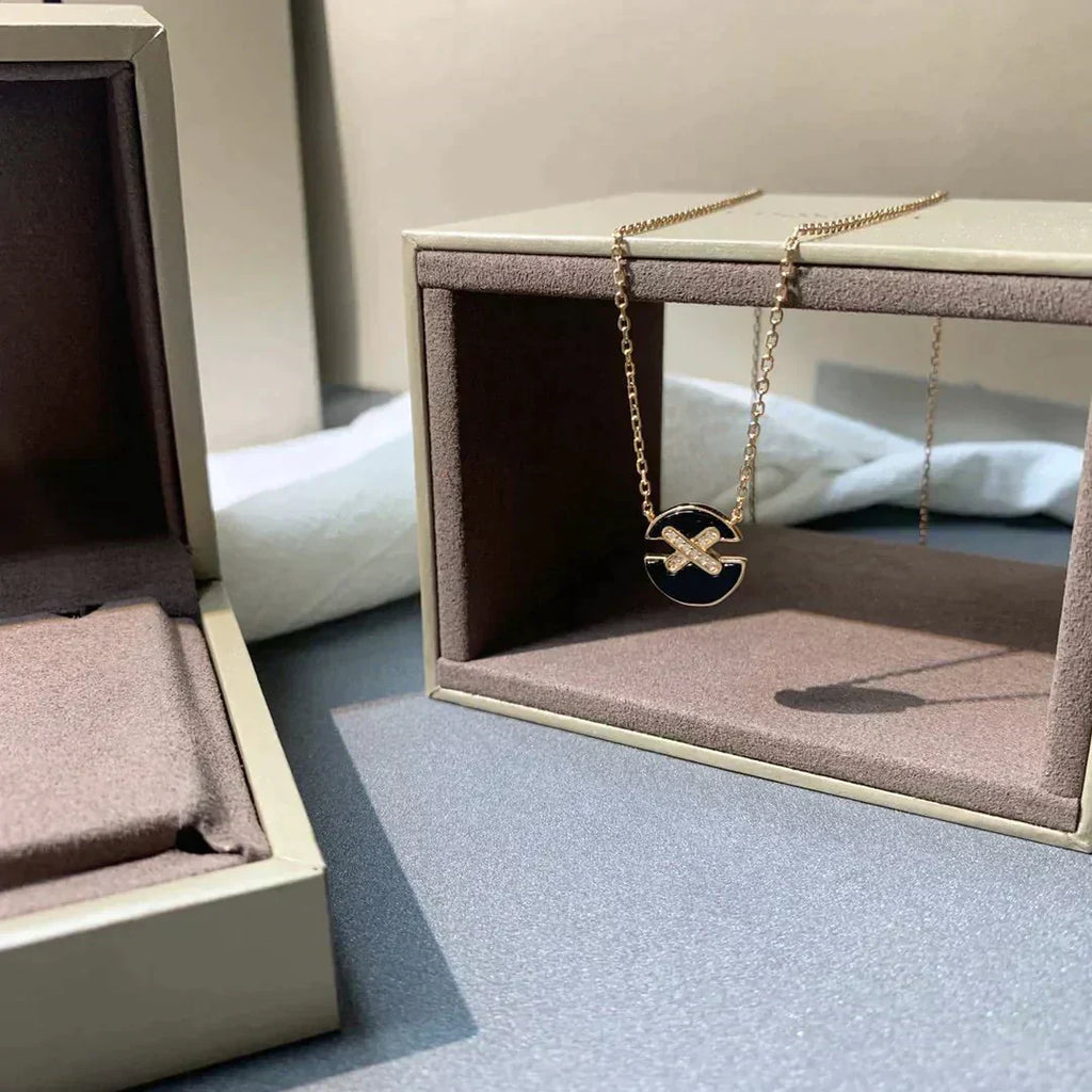 ??Loco?¡¥JEUX DE ROSE GOLD DIAMOND NECKLACE