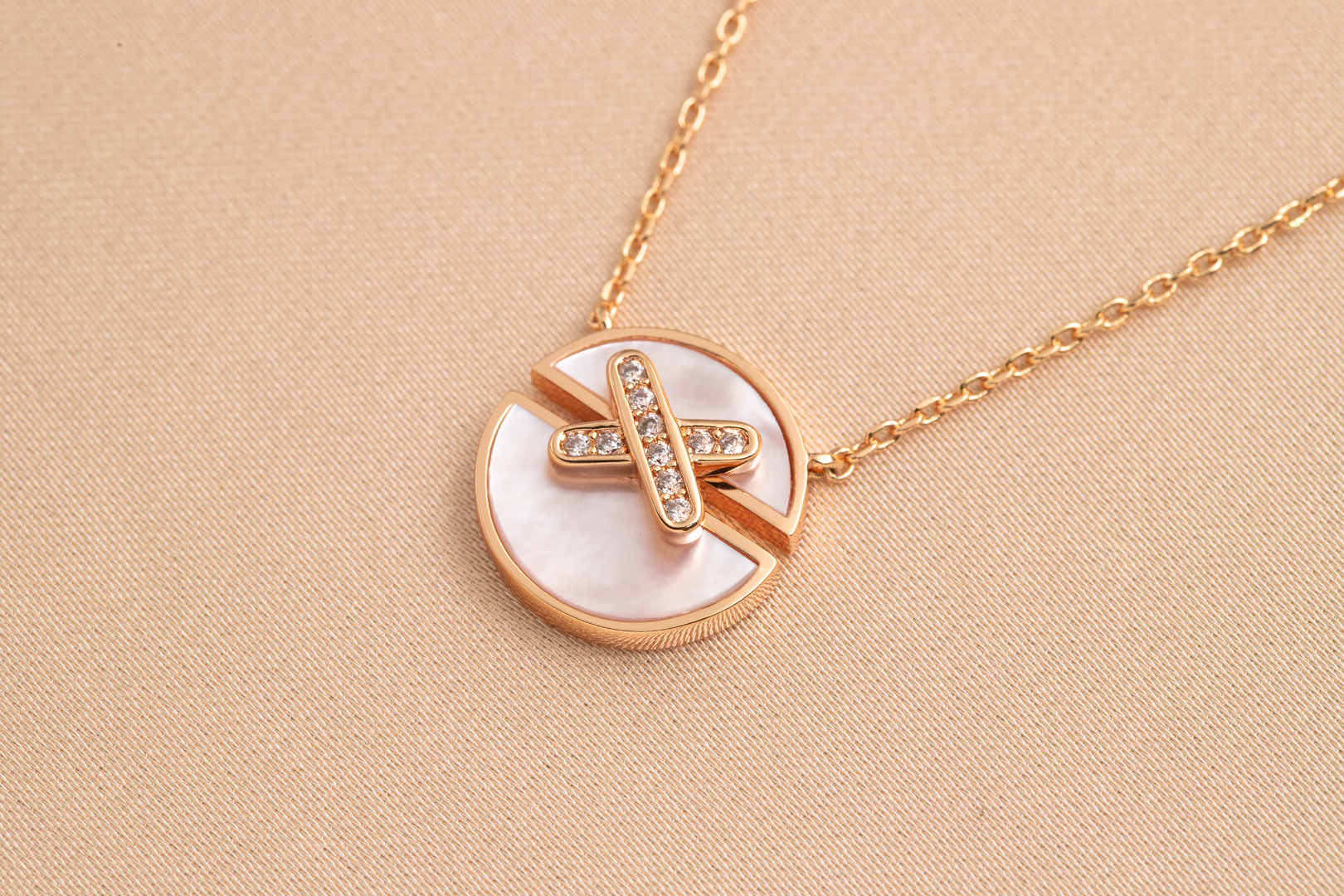 ??Loco?¡¥JEUX DE PINK GOLD DIAMOND NECKLACE