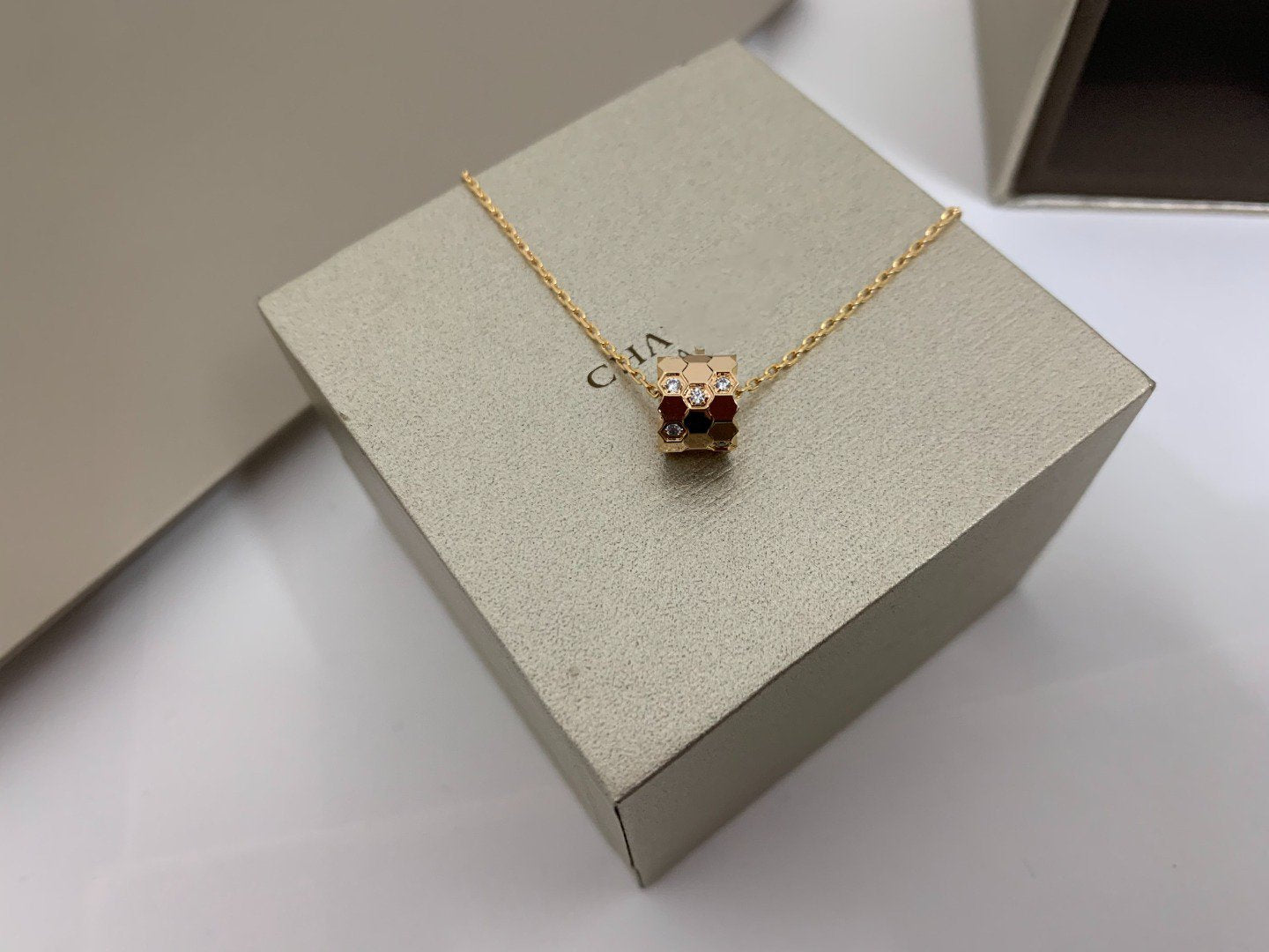 ??Loco?¡¥BEE LOVE DIAMOND NECKLACE