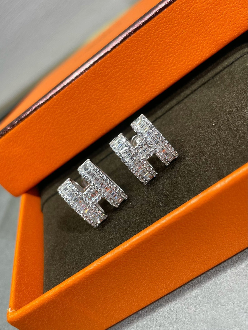 ??Loco?¡¥H STUD EARRINGS WITH SILVER DIAMONDS