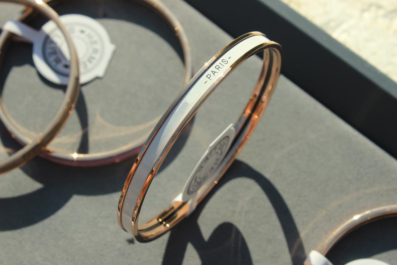 ??Loco?¡¥HM UNI BANGLE BAG