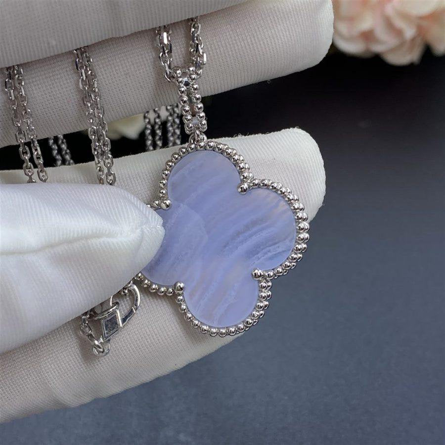 ??Loco?¡¥CLOVER SILVER CHALCEDONY BIG CLOVER NECKLACE