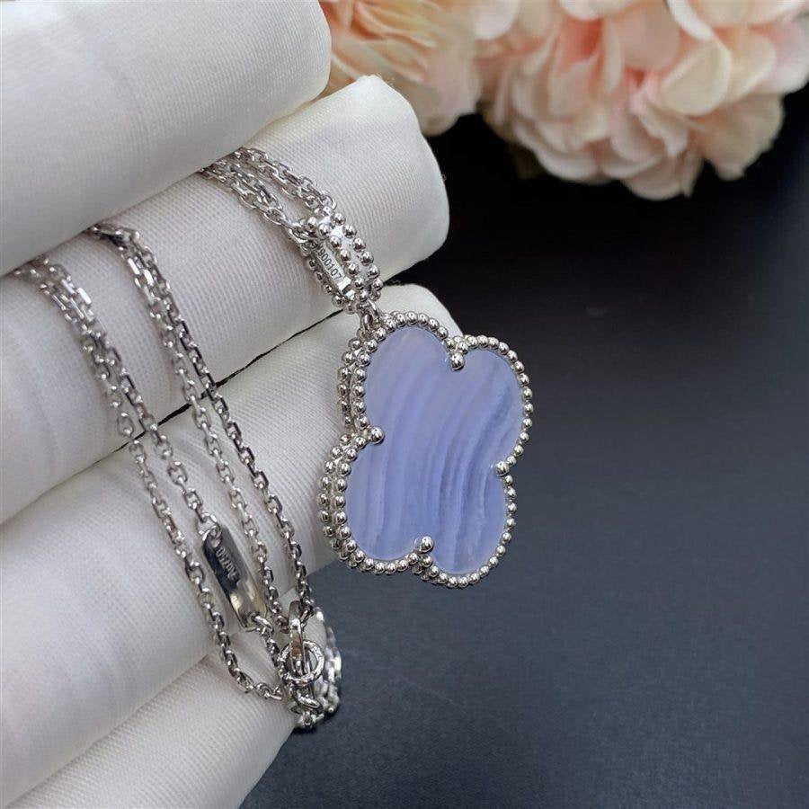 ??Loco?¡¥CLOVER SILVER CHALCEDONY BIG CLOVER NECKLACE