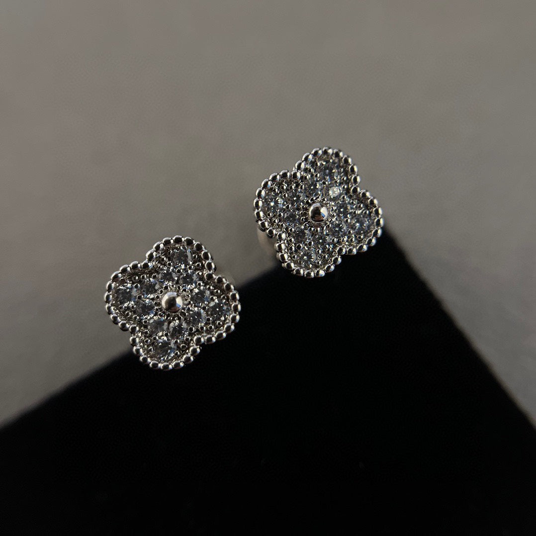 [moco jewelrys]CLOVER MINI DIAMOND STUD EARRINGS