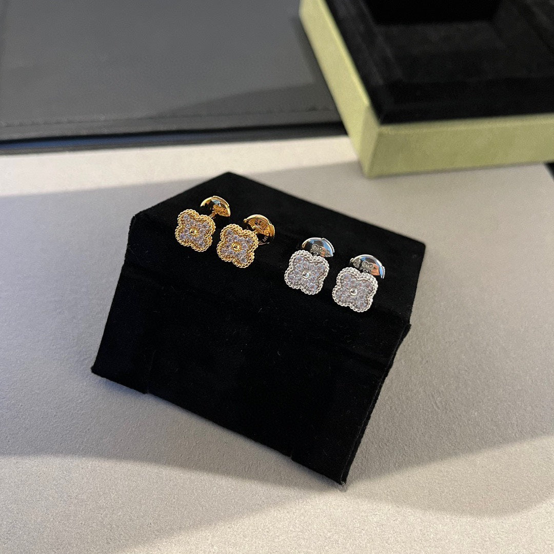 [moco jewelrys]CLOVER MINI DIAMOND STUD EARRINGS